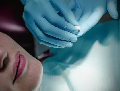 Естетична стоматологія. Встановлення вінірів та коронок